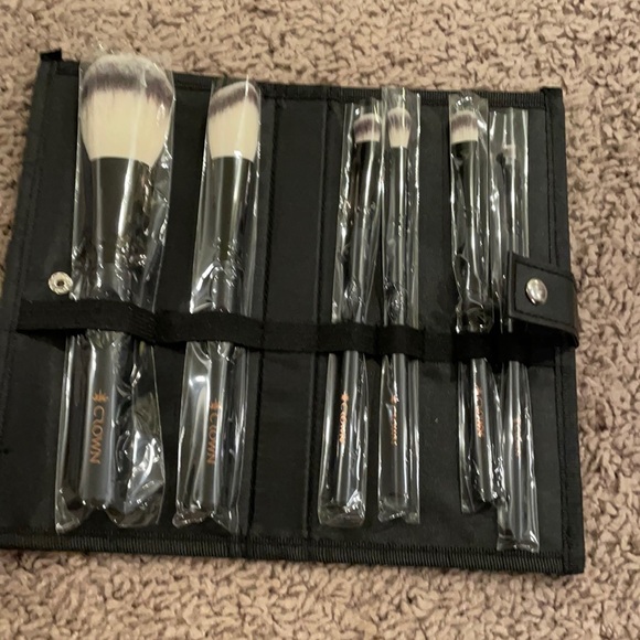 Crown makeup brush set - Picture 1 of 3